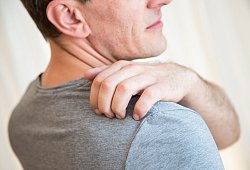 Mann kratzt sich an der Schulter - Christin Klose/dpa-tmn