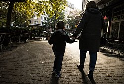 EineFrau hält ein Kijd an der Hand - Christin Klose/dpa-tmn