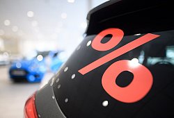 Prozentzeichen klebt auf der Scheibe eines Autos - Sebastian Gollnow/dpa/dpa-tmn