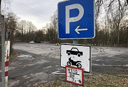 Schlägerei: Der Vorfall soll sich auf dem hinteren Teil des Parkplatzes und auf dem Fußweg abgespielt haben. - Sven Kienscherf
