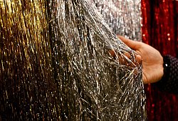 Lametta f&uuml;r Christbaum - Oliver Berg/dpa/dpa-tmn