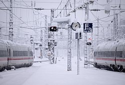 Zwei Z&uuml;ge im Schnee - Sven Hoppe/dpa/dpa-tmn