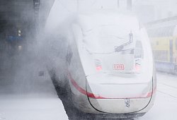 ICE steht w&auml;hrend eines Schneesturms am Bahnhof - Julian Stratenschulte/dpa/dpa-tmn