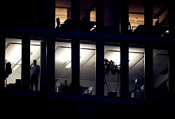 Ein beleuchtetes B&uuml;rogeb&auml;ude am Abend - Fabian Sommer/dpa/dpa-tmn