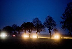 Autos fahren in der Abenddämmerung über eine Landstraße - Julian Stratenschulte/dpa/dpa-tmn