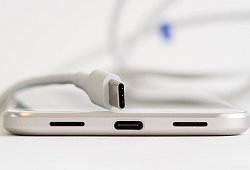 USB-C-Kabel und Ladebuchse an einem Smartphone - Andrea Warnecke/dpa-tmn
