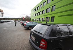 Hier werden k&uuml;nftig deutlich weniger Autos stehen k&ouml;nnen: Die &bdquo;alte&ldquo; Bunsenstra&szlig;e wird ab Februar endausgebaut. Das bedeutet unter anderem, dass an dieser Seite (rechts der Neubau f&uuml;r die Lebenstechnologie) Buchten angelegt werden, in denen nur noch l&auml;ngs geparkt werdenkann. - Reineke