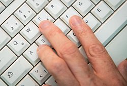 Mann tippt auf einer Tastatur - Christin Klose/dpa-tmn