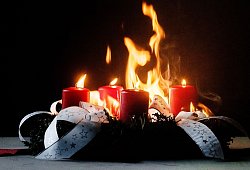 Ein Adventskranz brennt - Markus Scholz/dpa-tmn