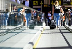 Passagiere am Flughafen von Palma de Mallorca - Clara Margais/dpa/dpa-tmn