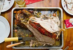 Die Reste einer gebratenen Pute liegen in einer Form. - Patrick Pleul/dpa/dpa-tmn