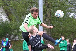 Luftkampf am Sportker Holz: Torsten Petri überspringt den Helpuper Felix Knaup. - Jörg Hagemann.