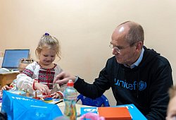 Unicef-Geschäftsführer Schneider in der Ostukraine - -/Unicef/dpa
