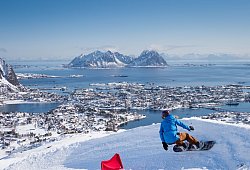 Snowboarder im Skigebiet Kongstind bei Svolv&aelig;r auf den Lofoten - Kristin Folsland Olsen/Visitnorway.com/dpa-tmn