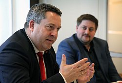 Offenes Gespräch: Landrat Dr. Axel Lehmann (links) spricht im Interview mit der LZ über Hass-Mails, die Kritik an seiner Öffentlichkeitsarbeit und auch über seine Ideen für eine neue Polizeistruktur. Mit im Bild: Steffen Adams, Pressesprecher des Kreis Lippe. - Bernhard Preuss