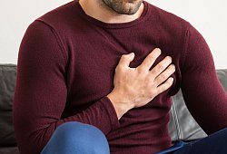 Ein Mann hält sich vor Brustschmerzen die Brust - Christin Klose/dpa-tmn