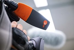 Das Logo des ZDF auf dem Mikrofon einer TV-Kamera - Marijan Murat/dpa