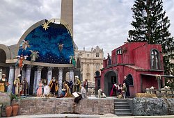 Krippe auf dem Petersplatz in Rom - Sabine Dobel/dpa