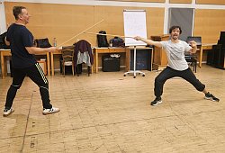 Fechten mit Besen - Janet König