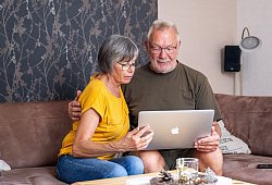 Ein Paar schaut auf einen Laptop - Benjamin Nolte/dpa-tmn
