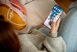 Verschiedene Apps sind auf einem Smartphone zu sehen - Zacharie Scheurer/dpa-tmn