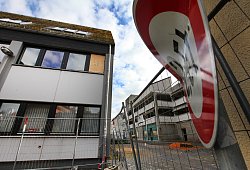 Hornsches Tor: Ab April geht es mit den Abrissarbeiten vom Parkhaus und den Verwaltungsbauten los. Zunächst werden vorbereitende Maßnahmen im Fokus stehen. Ende der Sommerferien will die Stadt fertig sein. Dann verbleibt eine große Baugrube. - Vera Gerstendorf-Welle