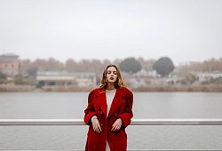 Porträt einer jungen Frau mit rotem Mantel - Tania Cervián/Westend61/dpa-tmn