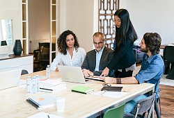 Kollegen beraten gemeinsam an einem Konferenztisch - Bonninstudio/Westend61/dpa-tmn