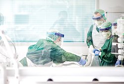 Viele Pflegekräfte und Mediziner haben die Sorge, dass sie aufgrund von Personalnot auch dann weiter eingesetzt werden, wenn sie sich mit dem Coronavirus infiziert haben. Bislang war das noch nicht nötig. - picture alliance