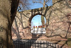 Wird Aufgehoben: Der Weg durch den Torbogen an der Burg Blomberg soll bald wieder frei sein. - Manfred Brinkmeier