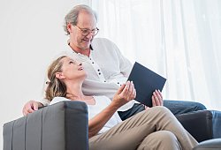 Ein Paar blickt gemeinsam auf ein Tablet - Christin Klose/dpa-tmn