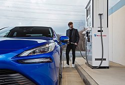 Toyota Mirai an der Wasserstofftankstelle - Toyota/dpa-tmn