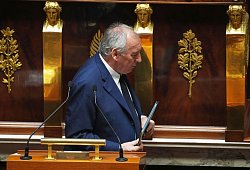 Frankreichs Premier Bayrou - Christophe Ena/AP/dpa