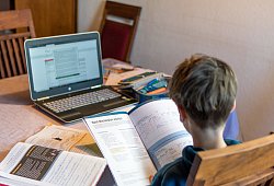 So gut ausgestattet wie dieser Schüler sind nicht alle Kinder und Jugendlichen, die aktuell zuhause lernen müssen. - picture alliance