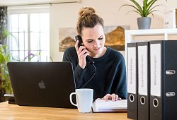 Eine Frau macht ihre Steuererklaerung - Benjamin Nolte/dpa-tmn