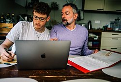 Vater und Sohn am Computer - Zacharie Scheurer/dpa-tmn