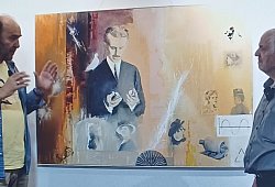 Nikola Longar (Bild links), Präsident der „Tesla Science Foundation“ zeigte sich bei der Belgrader Ausstellung vom sehr atmosphärisch wirkenden Gemälde beeindruckt, mit dem der Bad Salzufler Künstler Redzep Memisevic an den Erfinder Nikola Tesla - Fotorechte: Redzep Memisevic