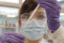 Die in diesem Jahr auf den Markt gebrachte Mundsp&uuml;lung kann nicht ausschlie&szlig;lich als Schutz vor dem Coronavirus genutzt werden. - Dr.-Wolff