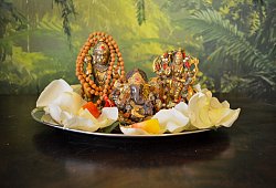 blumen-und-malas-fur-hindu-murtis-ganesha-hanuman-und-durga - Yoga Vidya