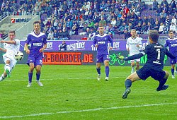 Marius Wörl (Bielefeld, links) überwindet Torhüter Martin Männel (Aue) zum 1:3. Fußball 3.Liga 2024/25 FC Erzgebirge Aue - 1 - IMAGO/Kruczynski