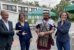 Ein römischer Legionär mit voller Bewaffnung bildete einen echten Blickpunkt beim Vortragsabend im Haus Neuland mit Karl Banghard (v. l.), Nadja Bilstein, Seminarleiterin für politische Bildung, Ulrich Knust und Dr. Bettina Tremmel. - Horst Biere