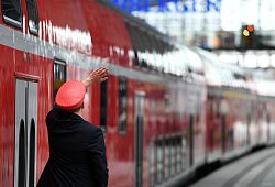 Umfrage zu Gewalt gegen Bahnbeschäftigte - dpa