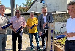 Bürgermeister Dirk Becker (2. v. r.) und Vertreter des Marketingvereins bei der Vorstellung des Trinkbrunnens auf dem Rathausplatz im September. - Horst Biere
