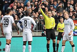 Schiedsrichter Benjamin Brand zeigt Adriano Grimaldi (SC Paderborn 07) die gelbrote Karte Fussball, 2.Liga, Saison 2023- - Imago Images
