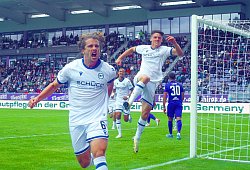 Torschütze Mael Corboz (Bielefeld, vorn ) und Maximilian Großer (Bielefeld) bejubeln das 1:2. Fußball 3.Liga 2024/25 FC - IMAGO/Kruczynski