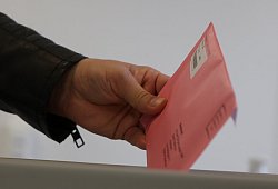 Viele Menschen wollen ihre Stimme per Briefwahl abgeben. - Holger Kosbab