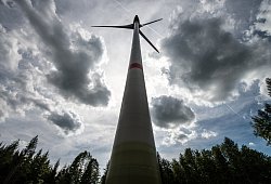 Windräder sorgen immer wieder für Streit. Das könnte sich mit einem neuen Gesetz noch verschärfen. - dpa