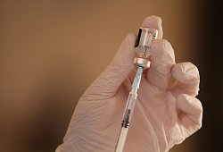 Anders als in Pflegeheimen wie auf unserem Bild vom Februar haben Obdachlose und Fl&uuml;chtlinge im Juni den Einmal-Impfstoff von der Firma Janssen/Johnsson & Johnsson bekommen. - Ulf Hanke