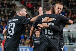 Pelle Boevink (SC Paderborn 07, 01), Robert Leipertz (SC Paderborn 07, 12) und Filip Bilbija (SC Paderborn 07, 07) bejub - IMAGO/Eibner