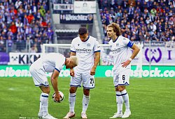 Vor dem Freistoßtor zum 1:1 - Louis Oppie (Bielefeld, links) legt für den Torschützen Stefano Russo (Bielefeld) auf, rec - IMAGO/Kruczynski